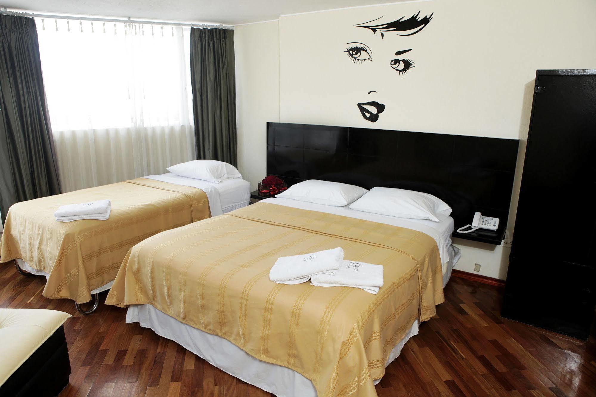 Hostal Capri Quito Exterior photo