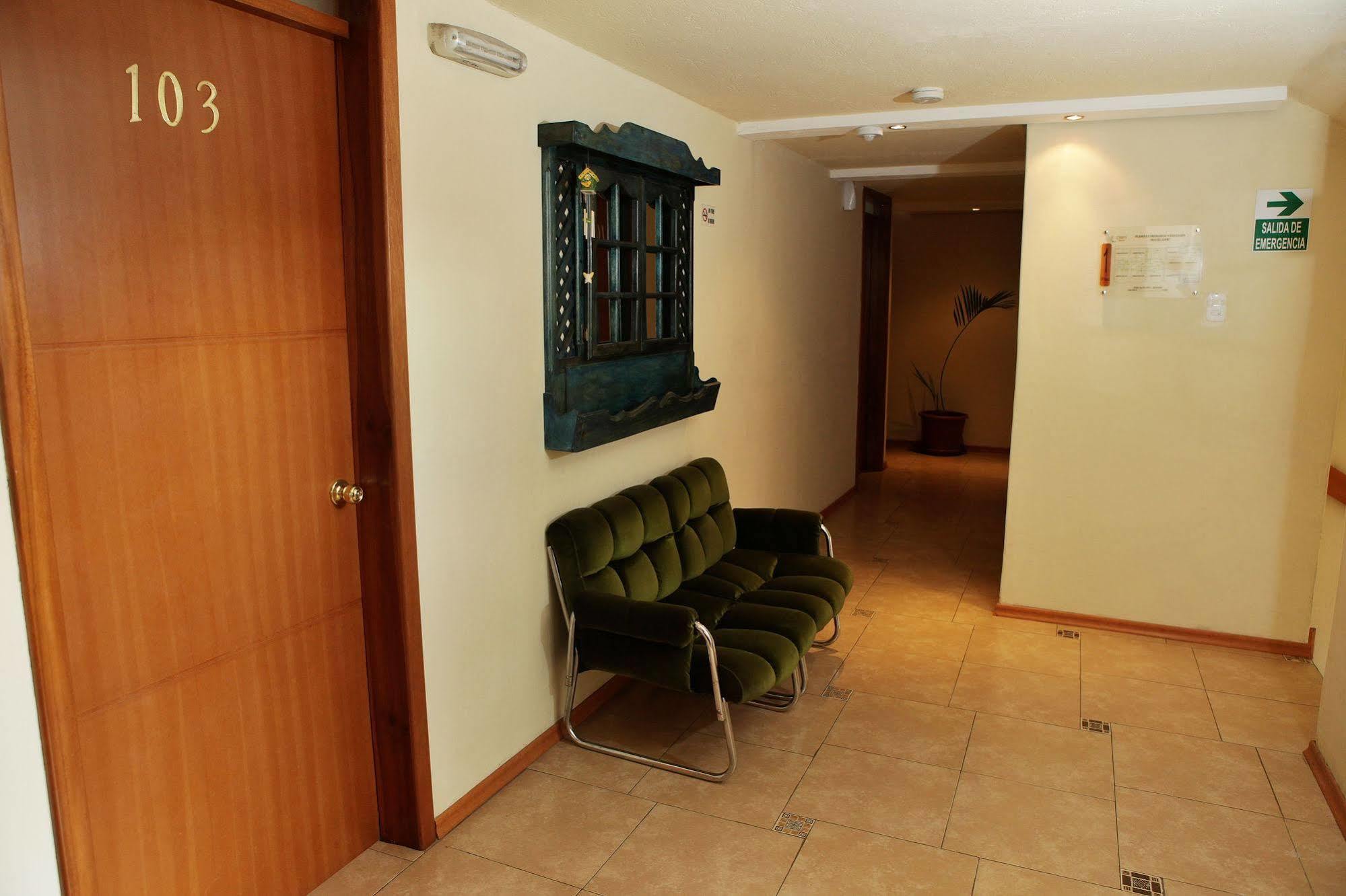 Hostal Capri Quito Exterior photo