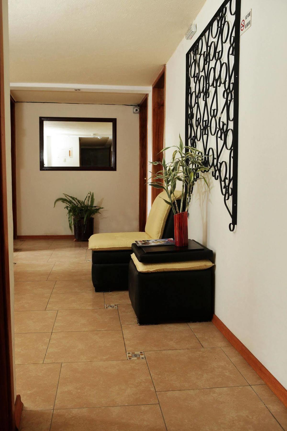Hostal Capri Quito Exterior photo